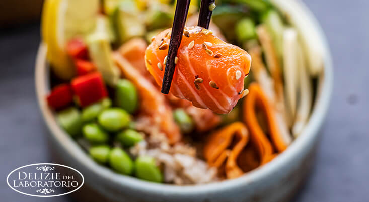 Poke Bowl Milano - Poke con salmone in primo piano