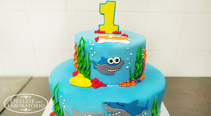 Torta in pasta di zucchero per il compleanno di una bambina Torta in pasta di zucchero per il compleanno di una bambina