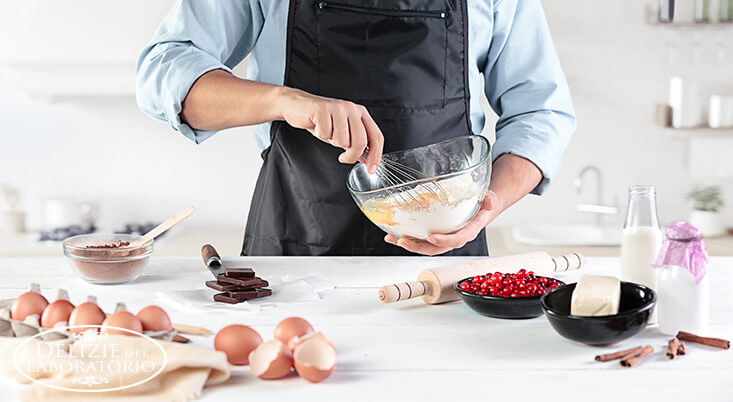 Torte Personalizzate Milano: le Tue Passioni in Pasta di Zucchero Torte Personalizzate Milano - Pasticcere che fa una torta